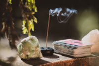 De mystiek van wierook en edelstenen sieraden